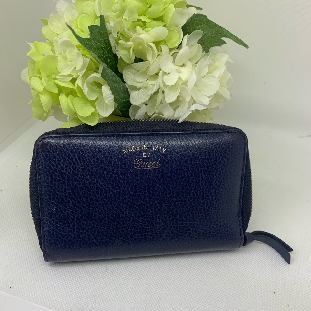 Gucci swing zip around wallet